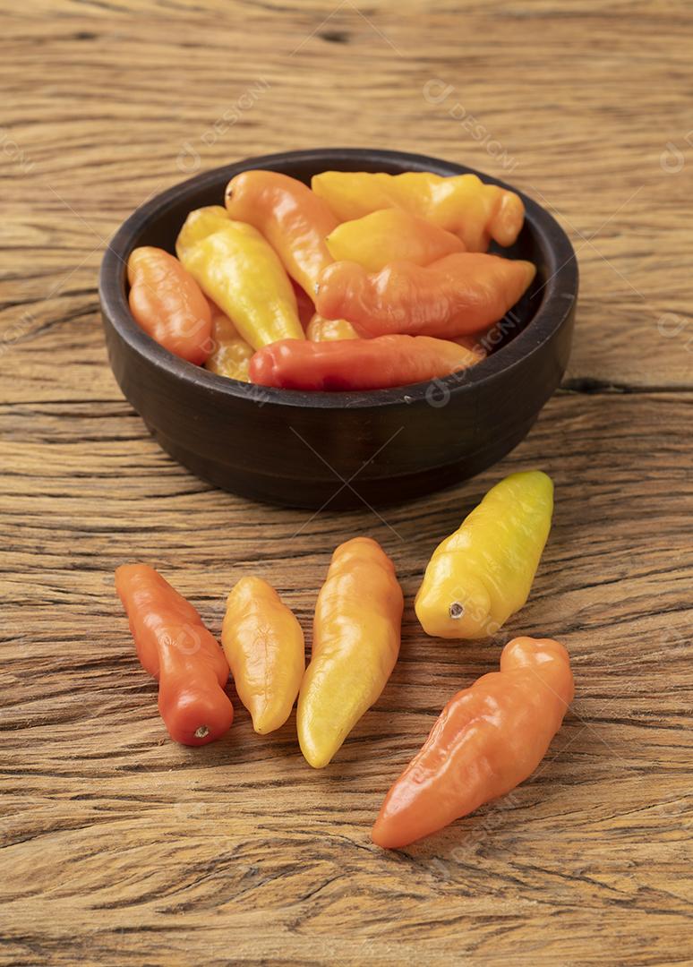 Pimenta de cheiro de laranja (cheiro/cheiro) em uma tigela sobre mesa de madeira