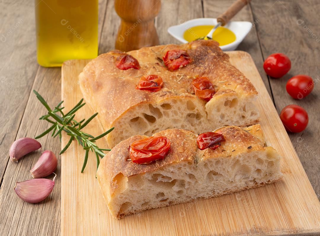 Focaccia caseira com tomate cereja, alho, azeite e rosa
