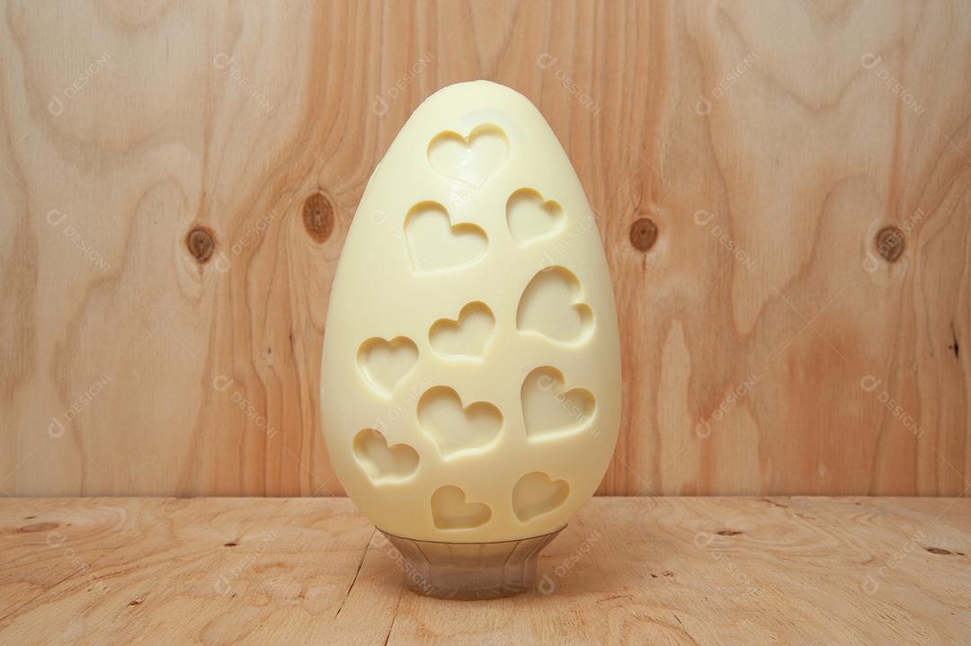 Ovo de Páscoa - Delicioso ovo de chocolate caseiro decorado com formas de coração