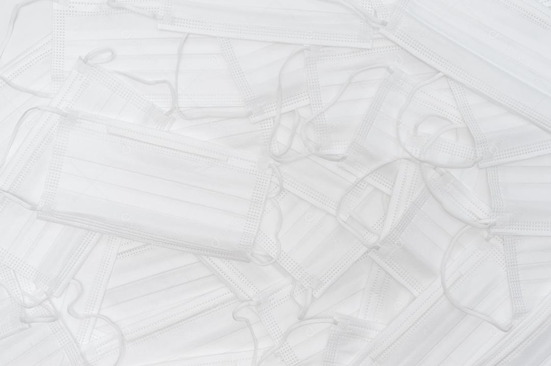 Máscaras médicas brancas espalhadas. Proteção contra o COVID-19.