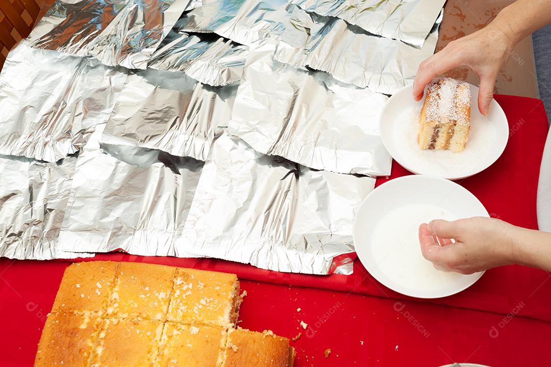 Bolo tradicional brasileiro chamado BOLO GELADO em português do Brasil