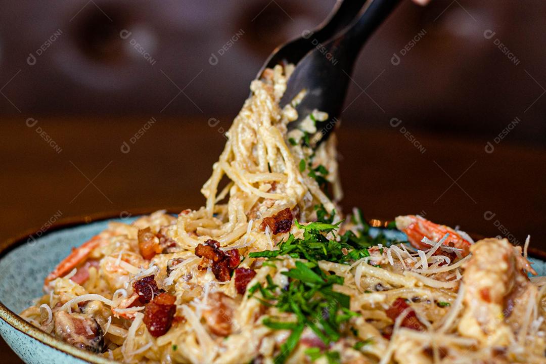 Prato de comida Espaguete ao alho e óleo sobre mesa de madeira