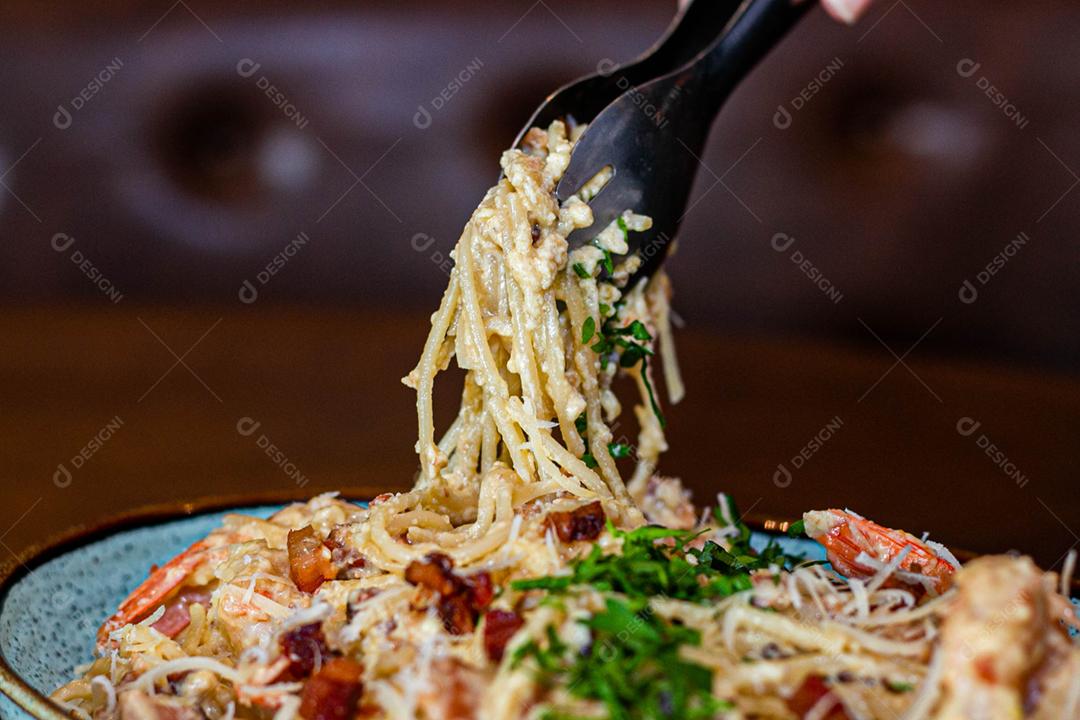 Prato de comida Espaguete ao alho e óleo sobre mesa de madeira