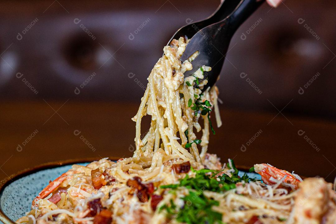 Prato de comida Espaguete ao alho e óleo sobre mesa de madeira