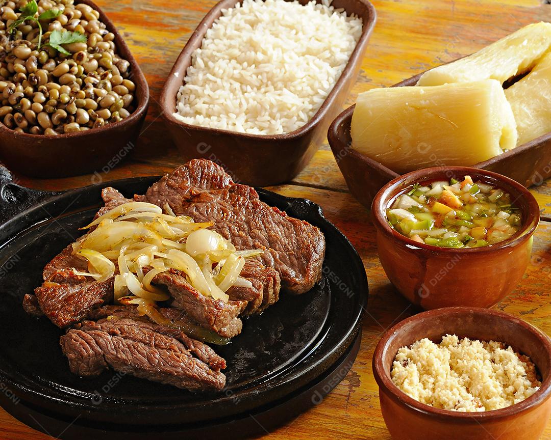 carne seca com feijão, arroz, farofa, mandioca e vinagrete. Carne de sol. Prato típico do nordeste brasileiro.