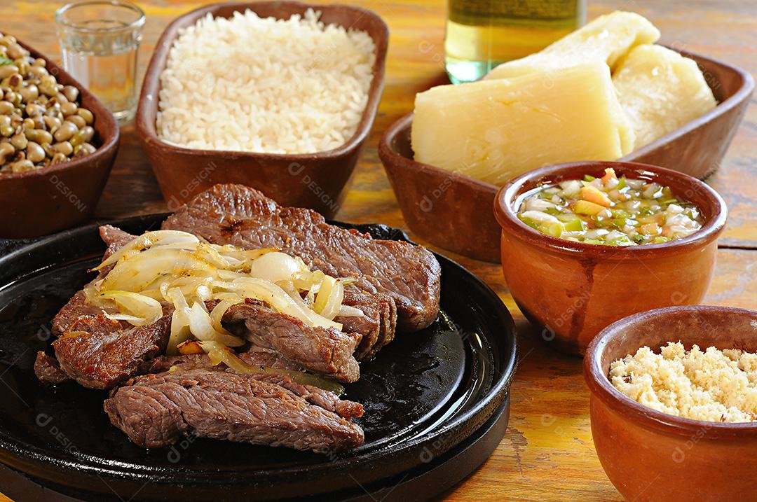 carne seca com feijão, arroz, farofa, mandioca e vinagrete. Carne de sol. Prato típico do nordeste brasileiro.
