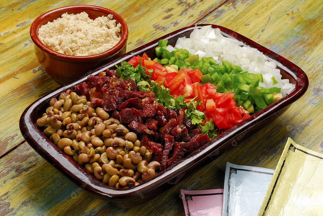 Arrumadinho, prato tradicional da culinária brasileira, feito com carne, feijão e legumes