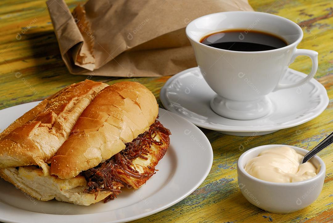 Sanduíche. Queijo coalho assado com carne seca de sol desfiada. Típico da culinária nordestina brasileira. Acompanhado de uma xícara de café
