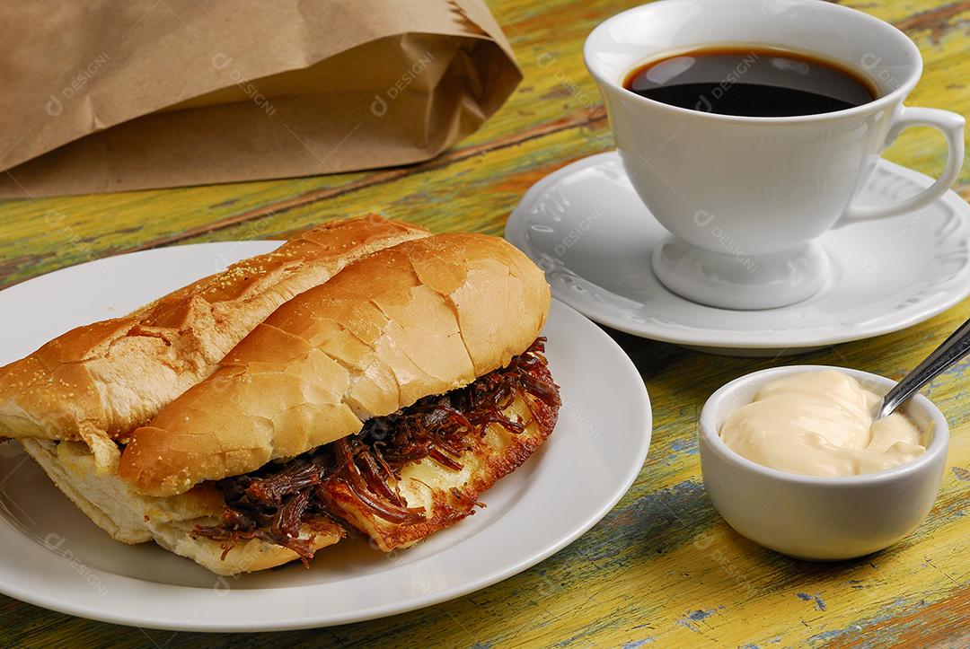 Sanduíche. Queijo coalho assado com carne seca de sol desfiada. Típico da culinária nordestina brasileira. Acompanhado de uma xícara de café