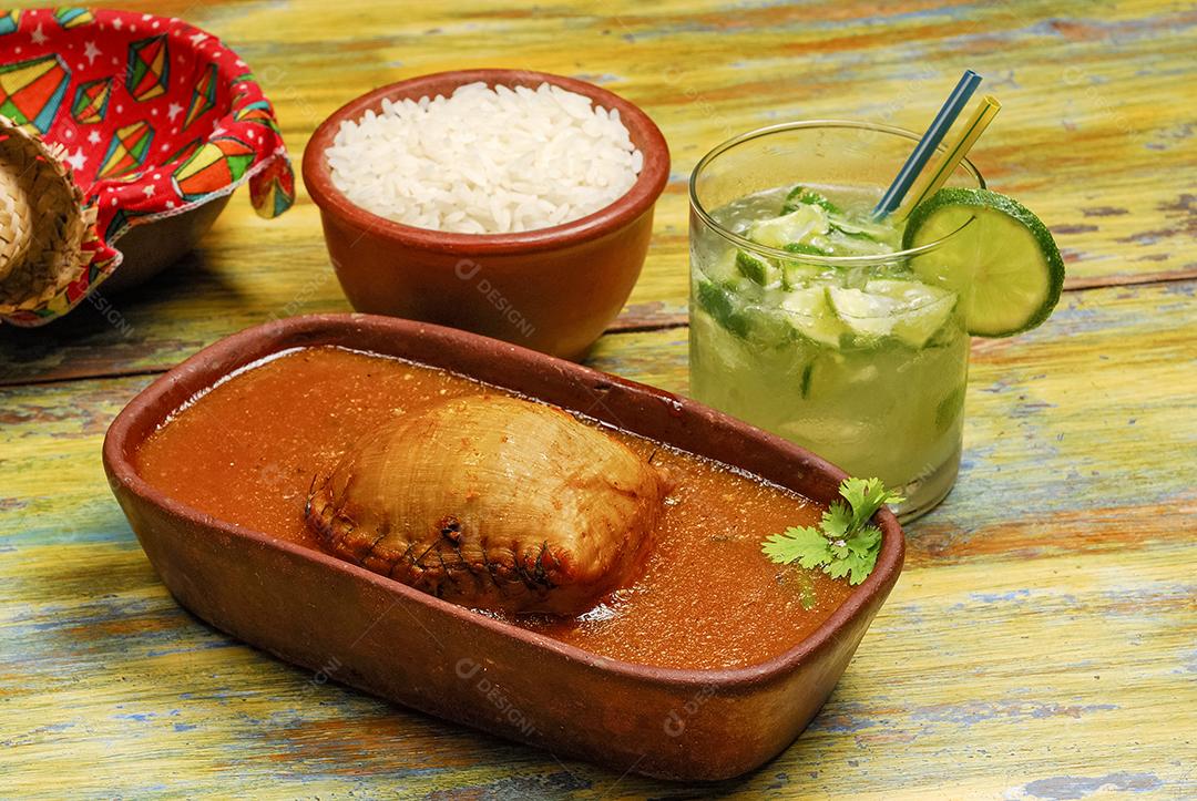 Bode buchada, feito com víscera de cabra é um prato típico do nordeste brasileiro. Acompanhado de uma bebida de caipirinha