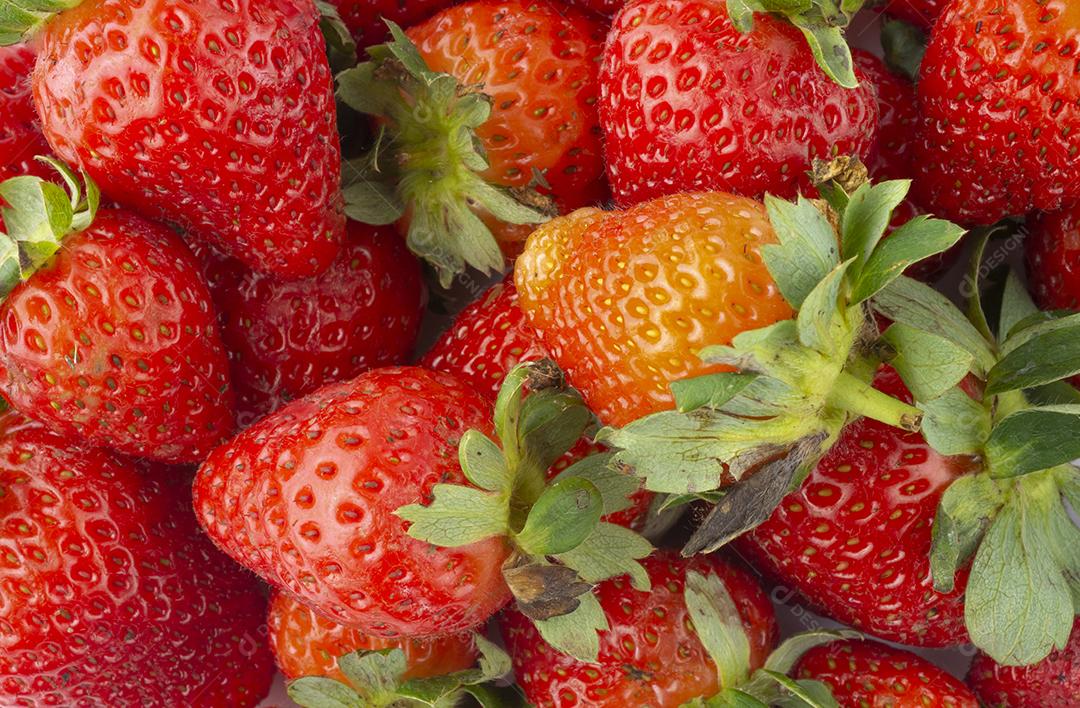 Closeup vista superior de um grupo de morangos.