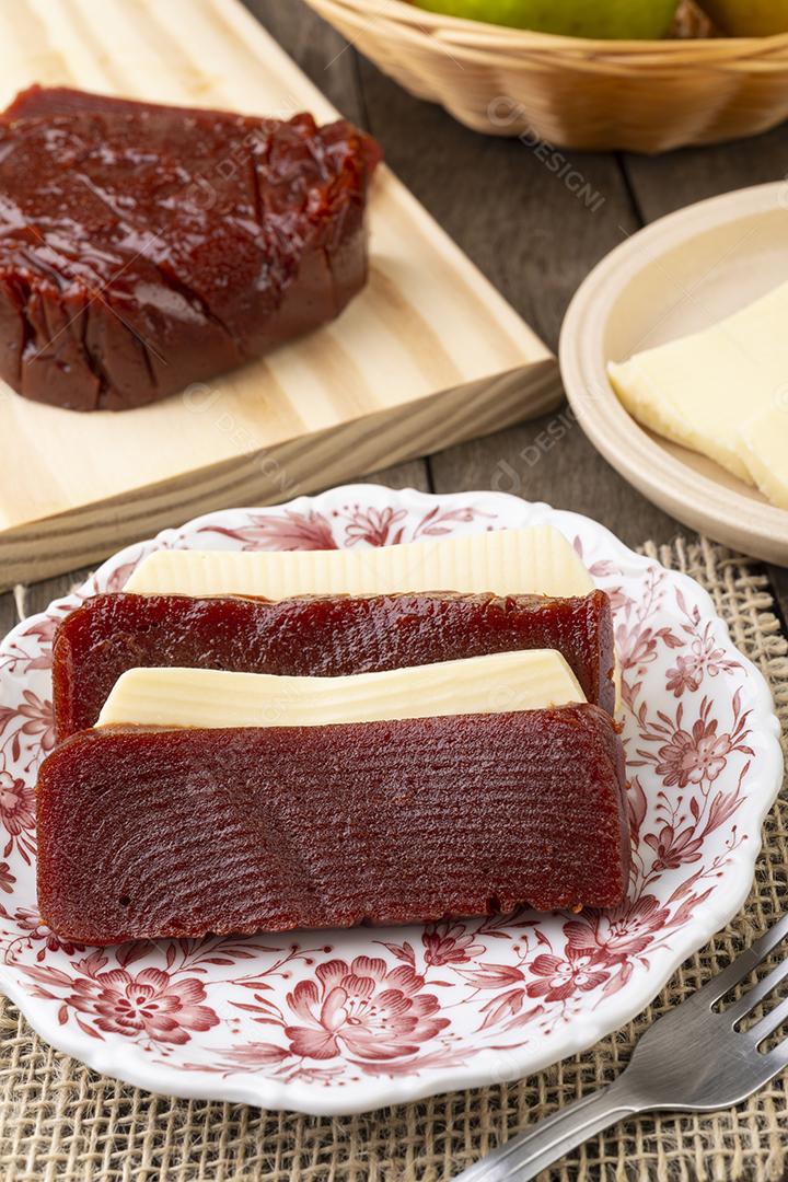 Doce de goiabada com queijo da fazenda. Sobremesa caseira típica brasileira.