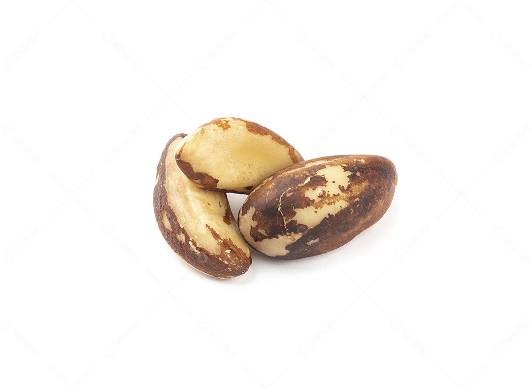 Três castanhas do Brasil isoladas sobre fundo branco.