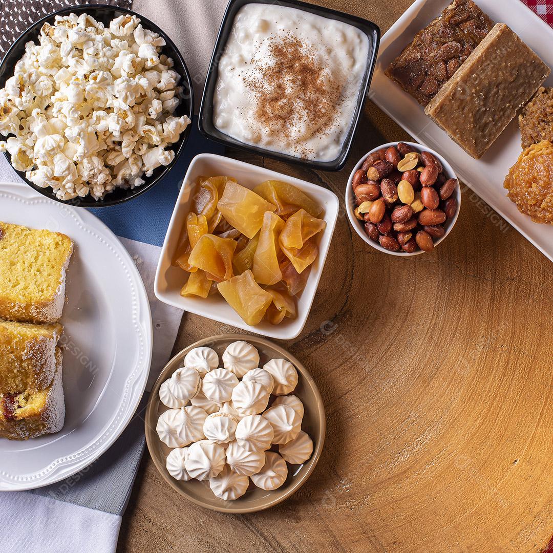 Festa de junho. Doces típicos da Festa Junina. Bolo de fubá, pipoca, canjica, paçoca, cocada, geleia de abóbora e amendoim