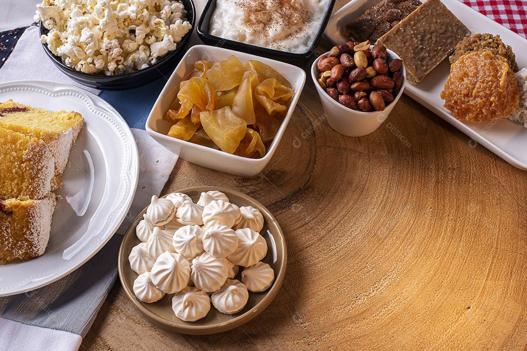 Festa de junho. Doces típicos da Festa Junina. Bolo de fubá, pipoca, canjica, paçoca, cocada, geleia de abóbora e amendoim