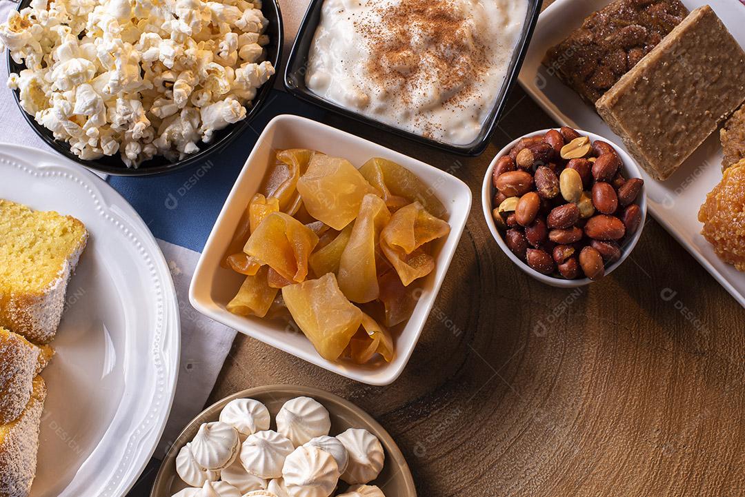 Festa de junho. Doces típicos da Festa Junina. Bolo de fubá, pipoca, canjica, paçoca, cocada, geleia de abóbora e amendoim