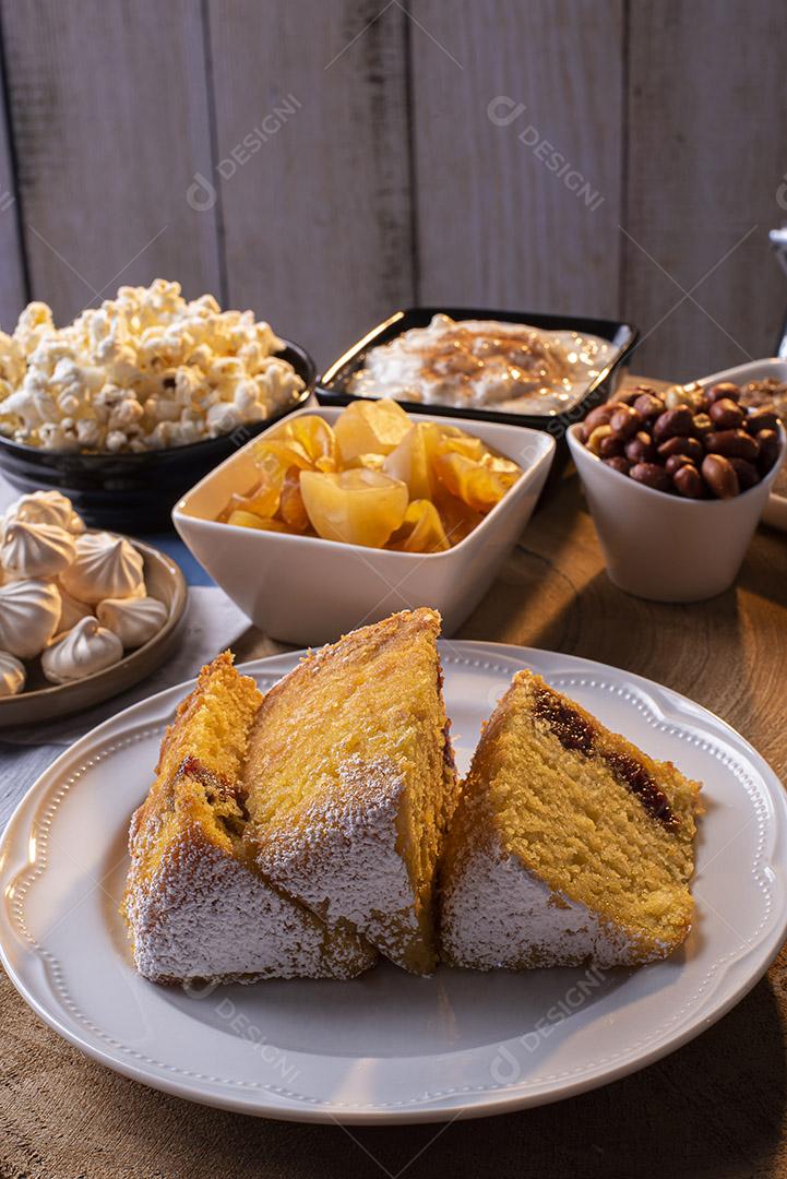 Festa de junho. Doces típicos da Festa Junina. Bolo de fubá, pipoca, canjica, paçoca, cocada, geleia de abóbora e amendoim