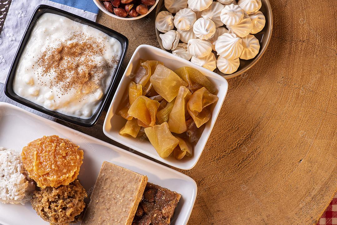 Festa de junho. Doces típicos da Festa Junina. Bolo de fubá, pipoca, canjica, paçoca, cocada, geleia de abóbora e amendoim