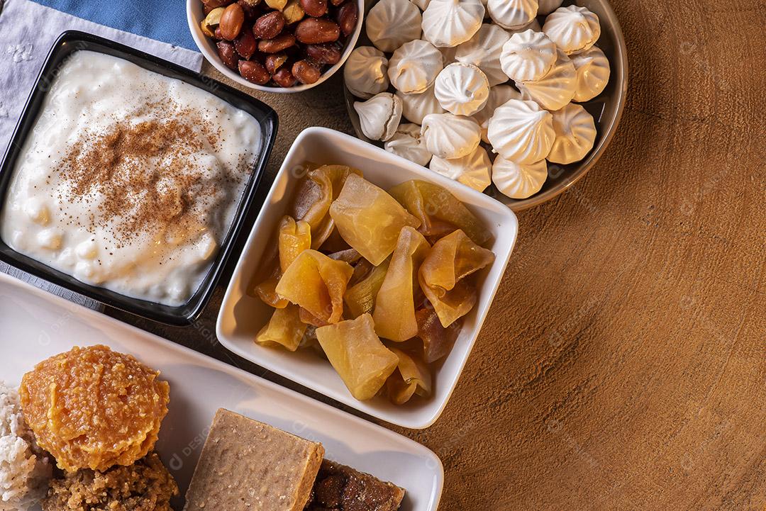 Festa de junho. Doces típicos da Festa Junina. Bolo de fubá, pipoca, canjica, paçoca, cocada, geleia de abóbora e amendoim