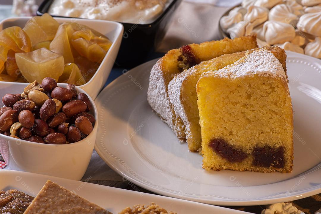 Festa de junho. Doces típicos da Festa Junina. Bolo de fubá, pipoca, canjica, paçoca, cocada, geleia de abóbora e amendoim