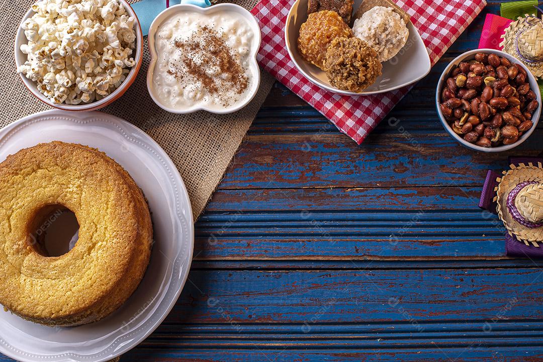 Festa de junho. Doces típicos da Festa Junina. Bolo de fubá, pipoca, hominy, paçoca, cocada, geleia de abóbora e amendoim