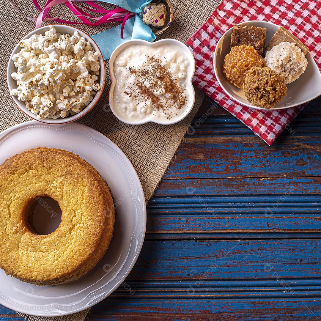 Festa de junho. Doces típicos da Festa Junina. Bolo de fubá, pipoca, canjica, paçoca, cocada, geleia de abóbora e amendoim