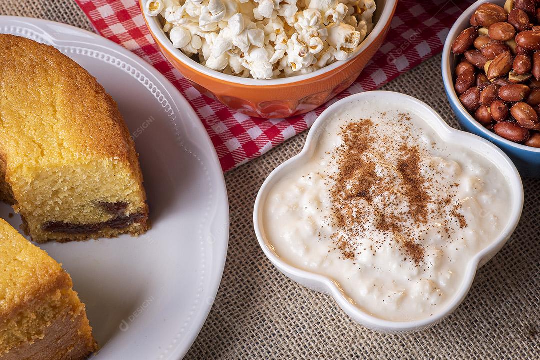 Festa de junho. Doces típicos da Festa Junina. Bolo de fubá, pipoca, canjica, paçoca, cocada, geleia de abóbora e amendoim