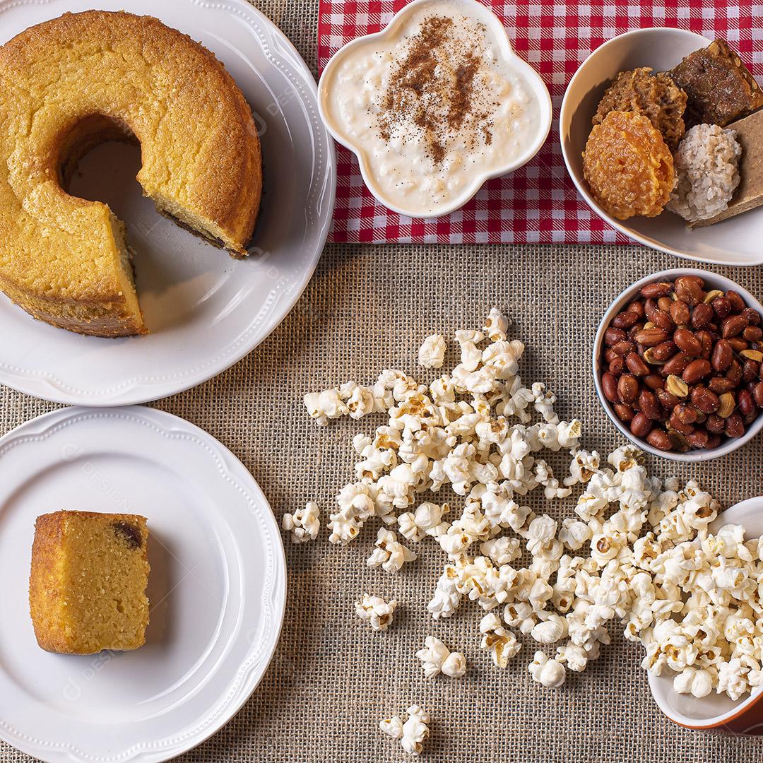 Festa de junho. Doces típicos da Festa Junina. Bolo de fubá, pipoca, canjica, paçoca, cocada, geleia de abóbora e amendoim