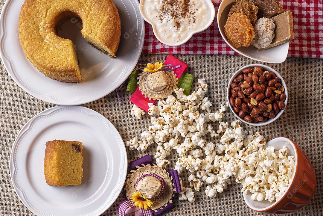Festa de junho. Doces típicos da Festa Junina. Bolo de fubá, pipoca, canjica, paçoca, cocada, geleia de abóbora e amendoim