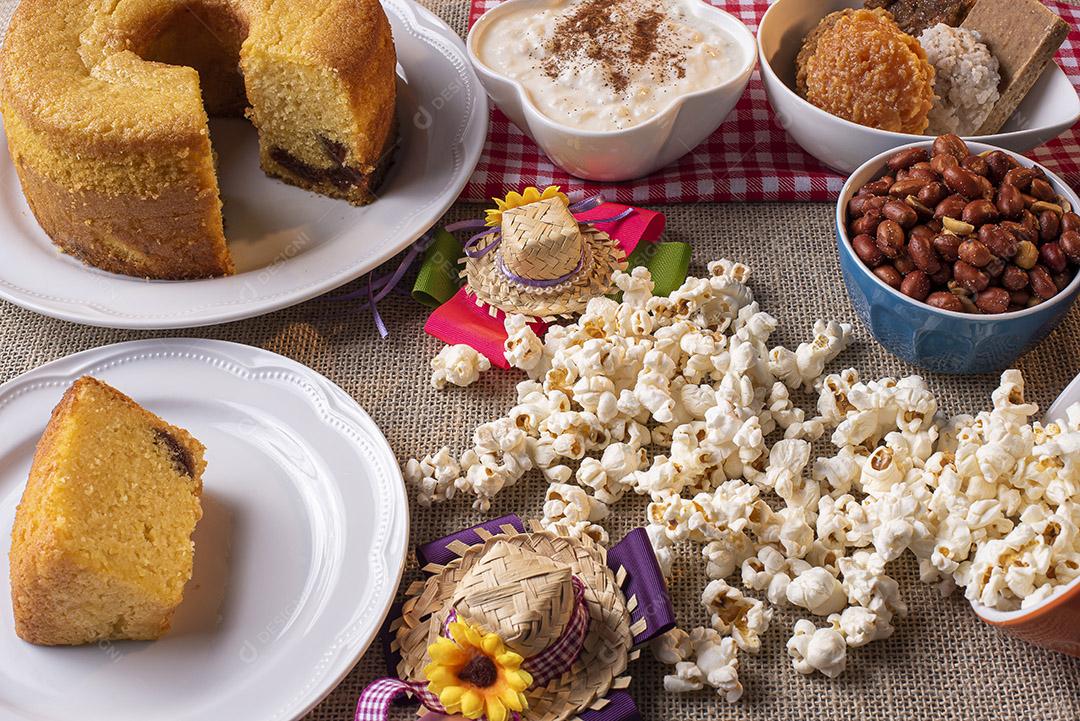 Festa de junho. Doces típicos da Festa Junina. Bolo de fubá, pipoca, hominy, paçoca, cocada, geleia de abóbora e amendoim