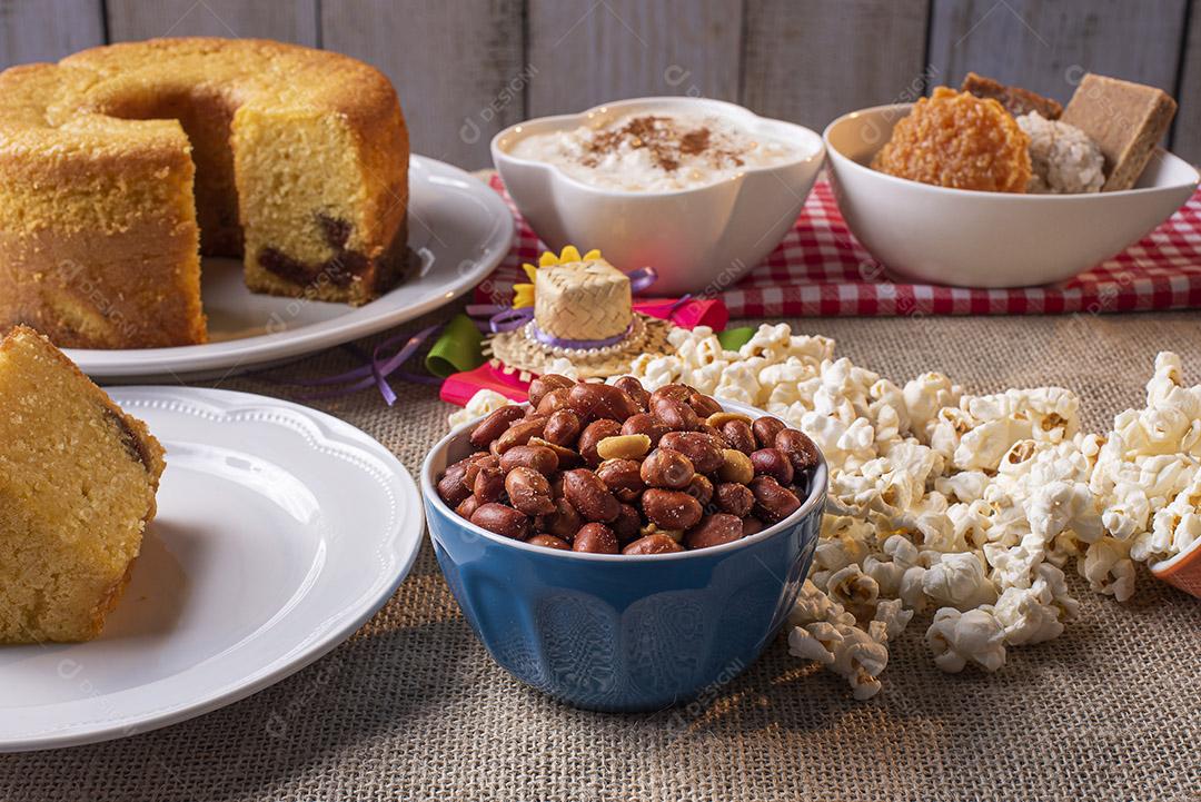 Festa de junho. Doces típicos da Festa Junina. Bolo de fubá, pipoca, hominy, paçoca, cocada, geleia de abóbora e amendoim