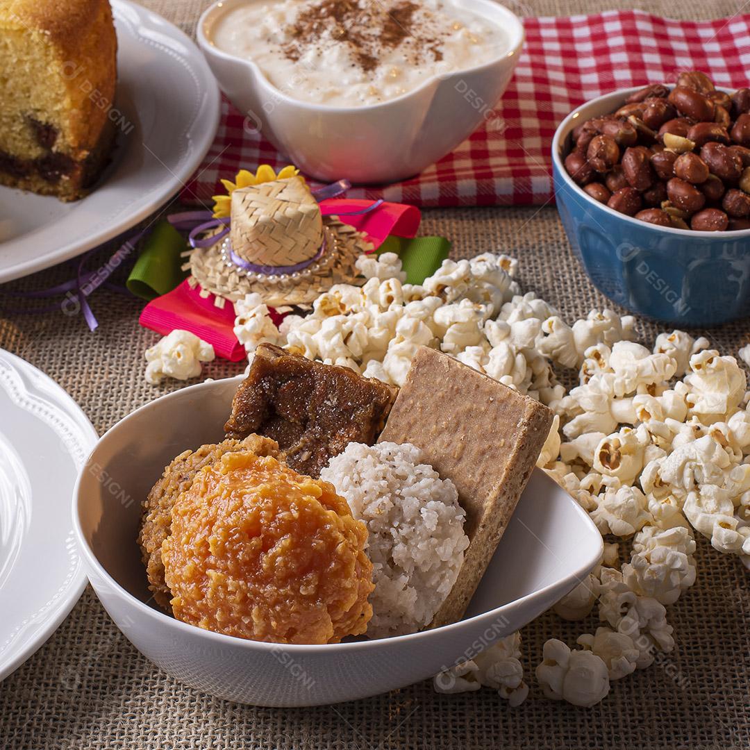 Festa de junho. Doces típicos da Festa Junina. Bolo de fubá, pipoca, canjica, paçoca, cocada, geleia de abóbora e amendoim