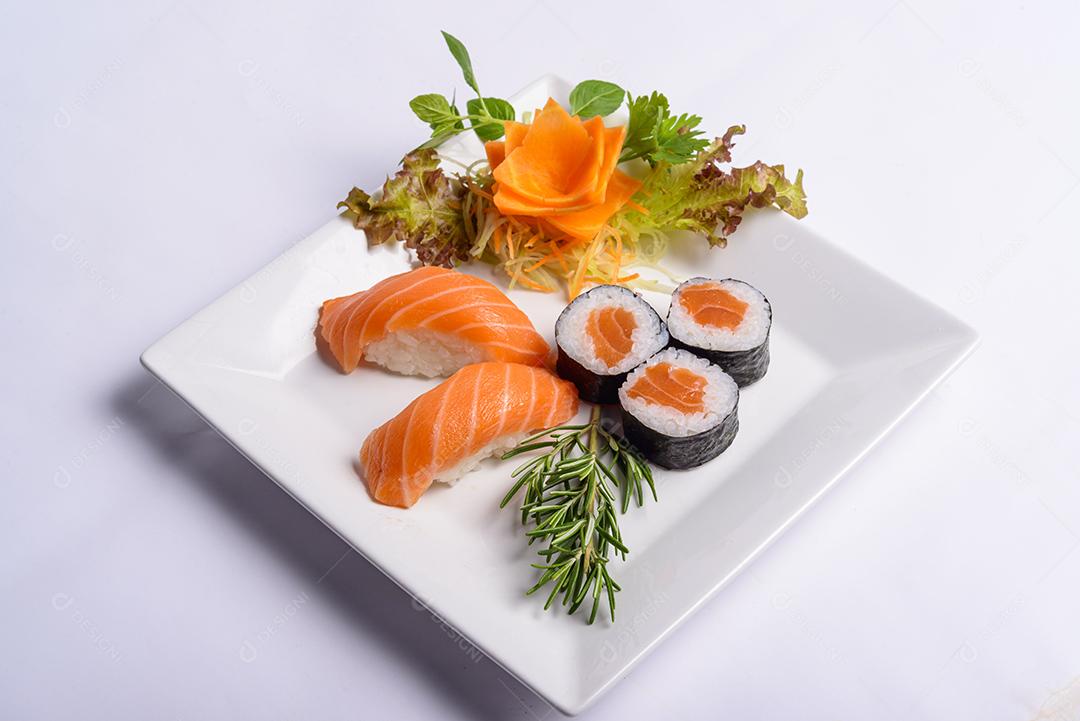 Mistura de comida japonesa, incluindo sushi e sashimi no prato branco