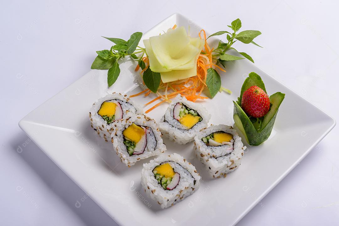 Mistura de comida japonesa, incluindo sushi e sashimi no prato branco