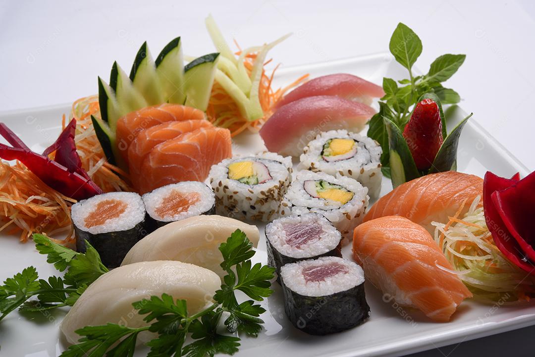 Mistura de comida japonesa, incluindo sushi e sashimi no prato branco