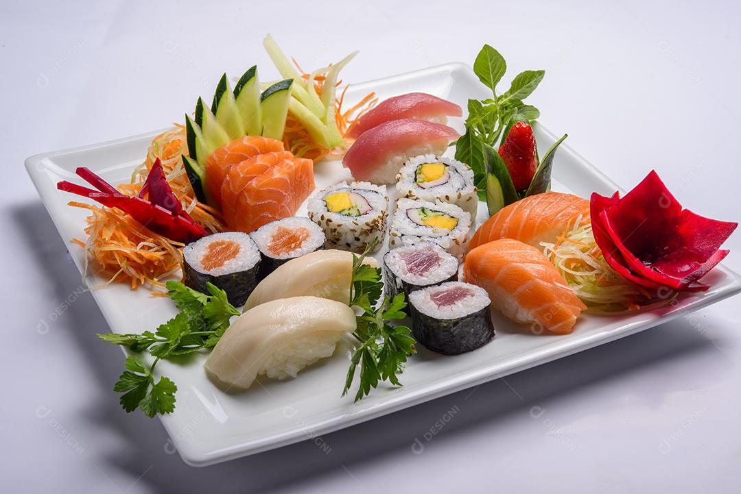 Mistura de comida japonesa, incluindo sushi e sashimi no prato branco