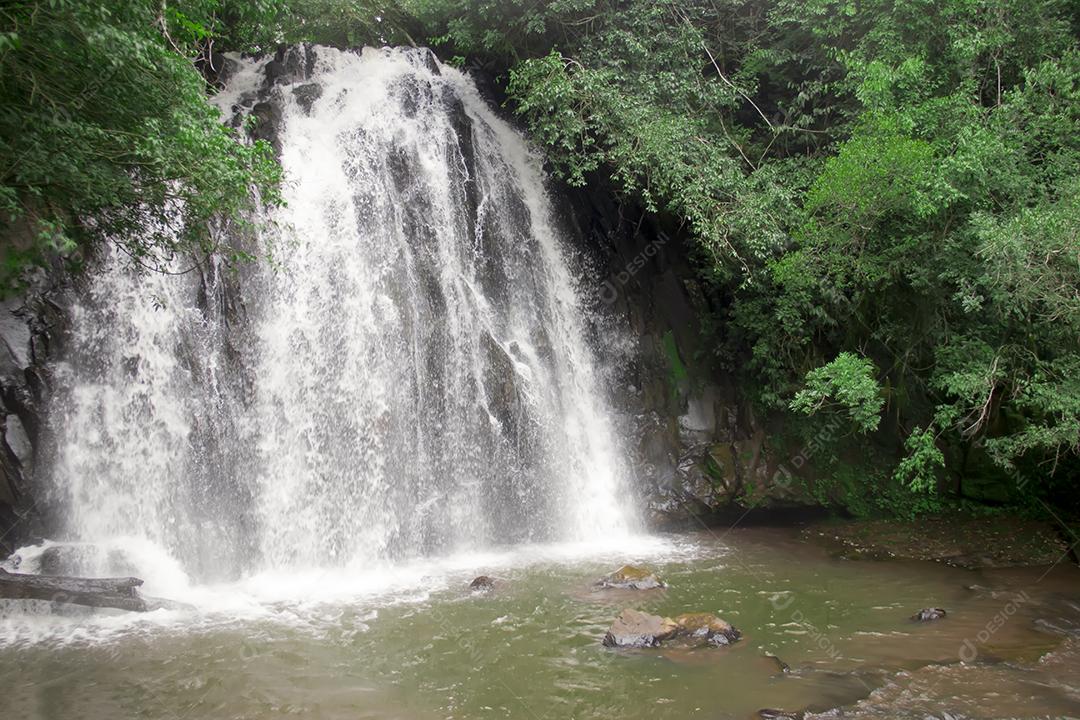 Cachoeira livre natureza águas rasas