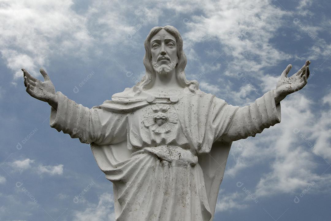 braço aberto da imagem de Cristo estátua