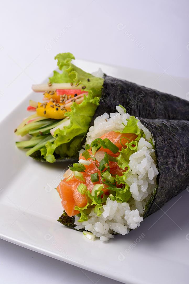 Comida japonesa. Salmão temaki e California temaki em um prato branco isolado