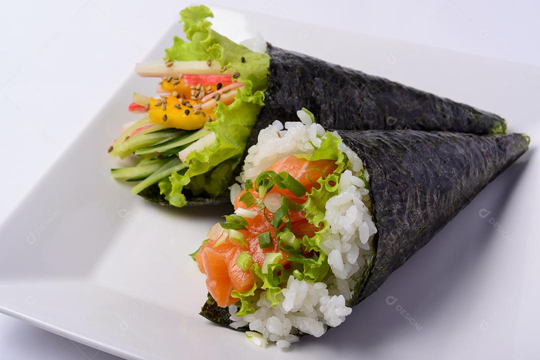 Comida japonesa. Salmão temaki e California temaki em um prato branco isolado