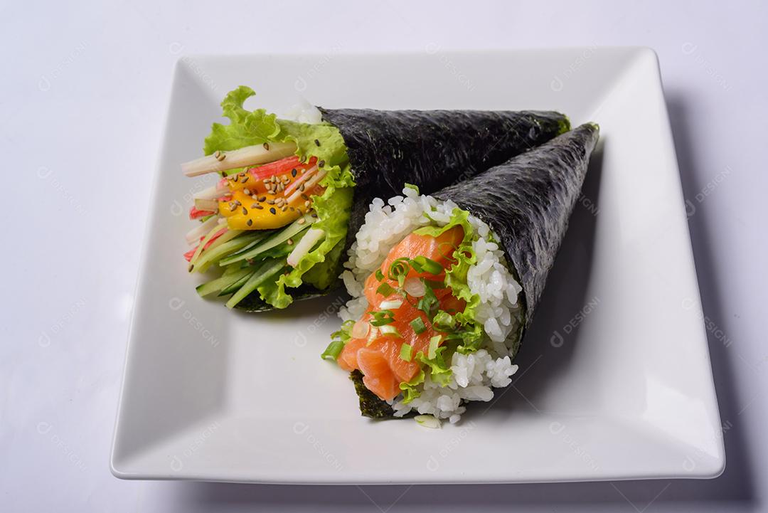 Comida japonesa. Salmon temaki e California temaki em um prato branco isolado
