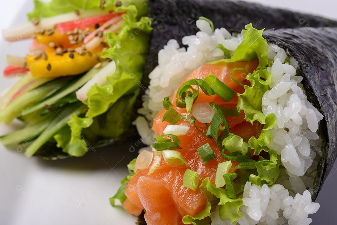 Comida japonesa. Salmão temaki e California temaki em um prato branco isolado