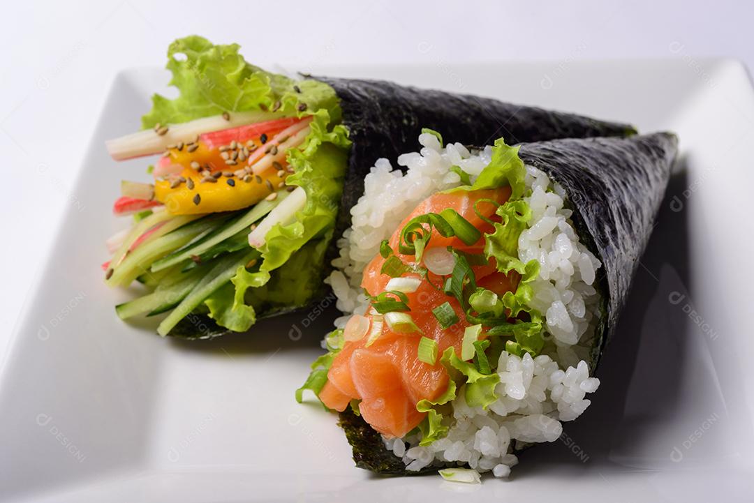 Comida japonesa. Salmon temaki e California temaki em um prato branco isolado