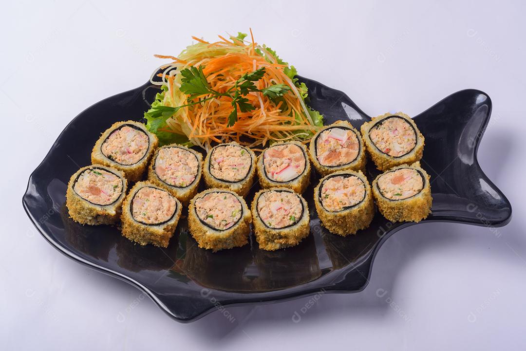 Comida japonesa. Conjunto de rolos de sushi frito em um prato em forma de peixe