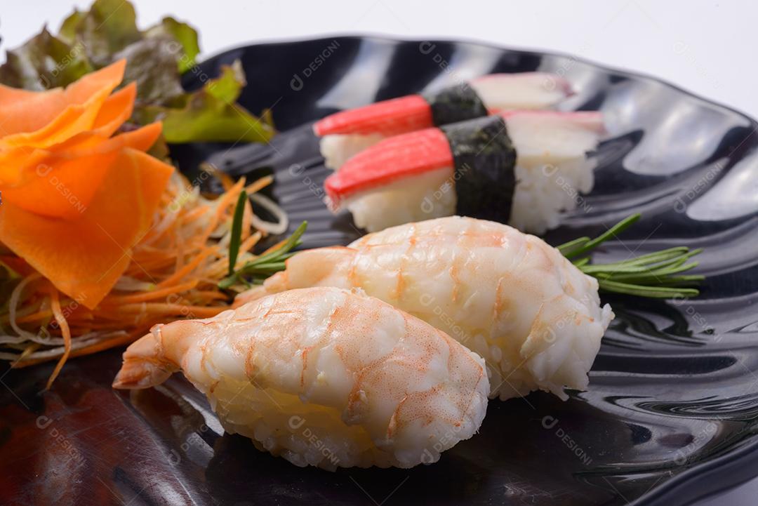 Comida japonesa. Camarão e kani nigiri