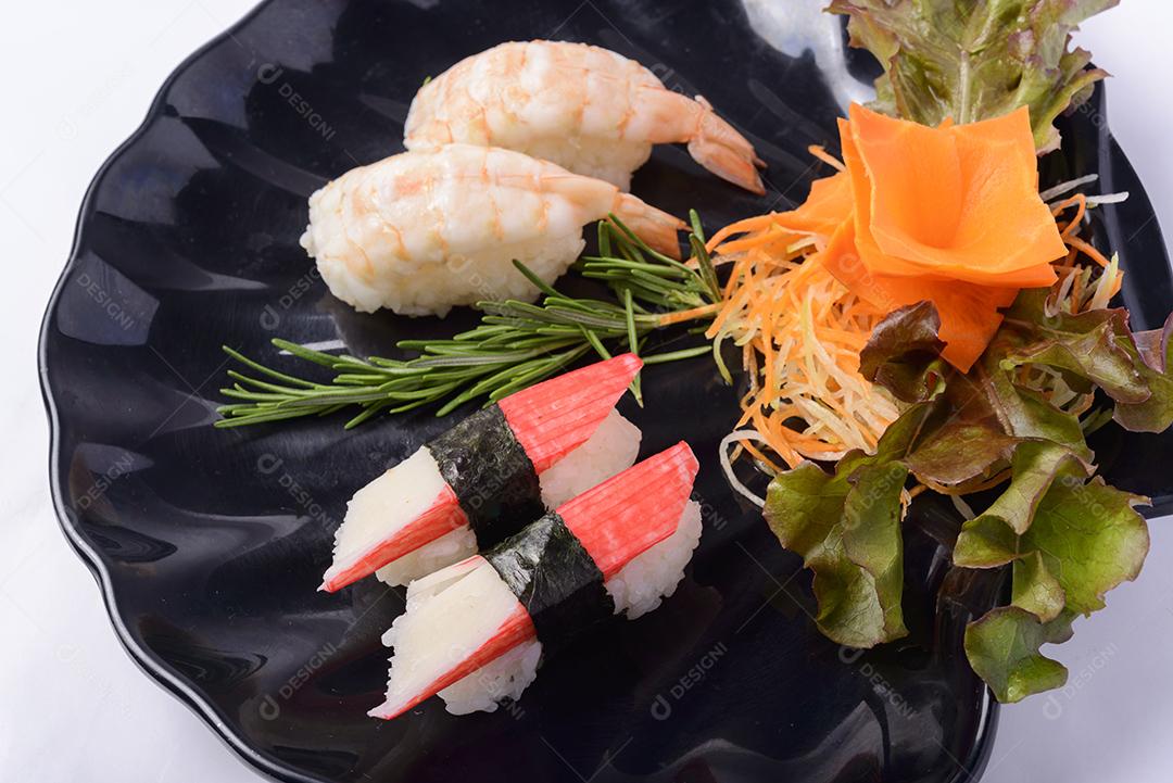Comida japonesa. Camarão e kani nigiri