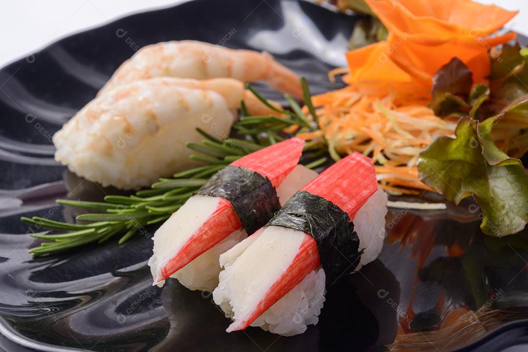 Comida japonesa. Camarão e kani nigiri
