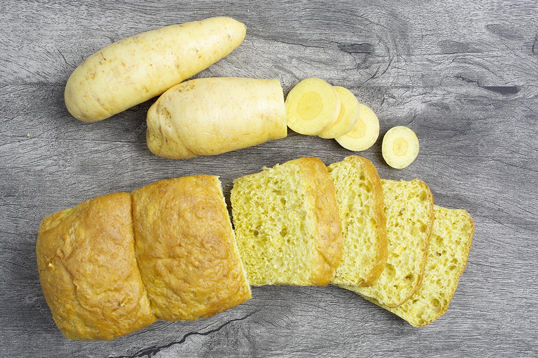 Pão de mandioquinha sobre fundo de madeira