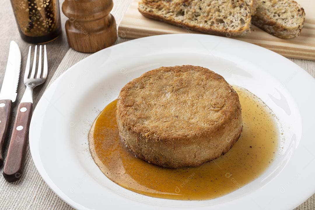 Queijo camembert empanado com mel, pimenta preta e grelhado