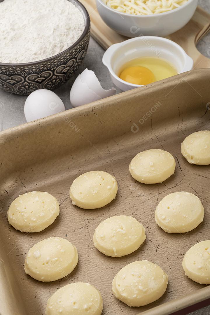 Pães típicos de queijo brasileiros crus com ingredientes